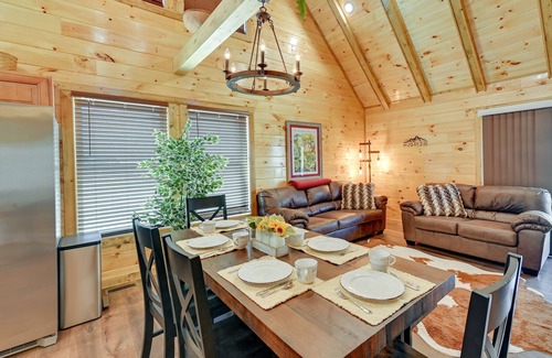 Beattyville Cabin | Riverside Beattyville Cabin w/Kayaks & Fire Pit!
