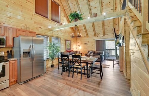 Beattyville Cabin | Riverside Beattyville Cabin w/Kayaks & Fire Pit!
