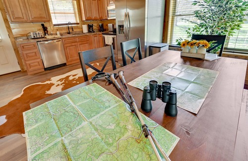 Beattyville Cabin | Riverside Beattyville Cabin w/Kayaks & Fire Pit!