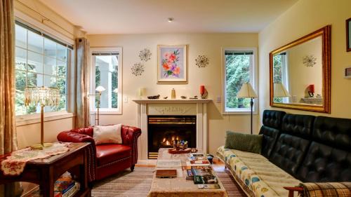 Riverbend House | Riverside Bliss Cozy Beds, Fireplace and Gbit WiFi