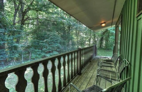 Pittman Center Cabin | Riverside Cabin, minutes to Downtown Gatlinburg