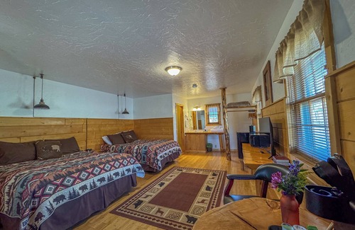 Dubois Cabin | Riverside Cabin Retreat, 2 Queen Beds, Hot Tub, Mountain Views, Pet-Friendly