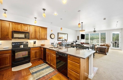 Post Falls Condo | Riverside Condo - Gorgeous Spokane River View