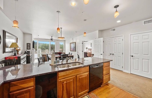 Post Falls Condo | Riverside Condo - Gorgeous Spokane River View