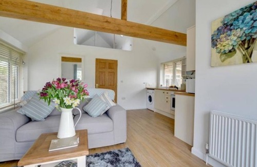 Mersham Cottage | Riverside Cottage is a quiet haven for two. Right on the East Stour river.