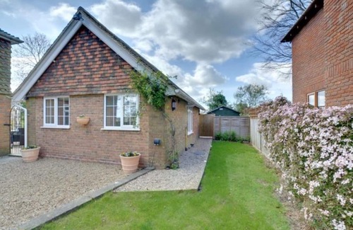 Mersham Cottage | Riverside Cottage is a quiet haven for two. Right on the East Stour river.
