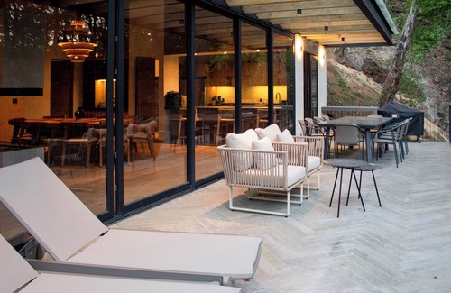 Valle de Bravo House | Riverside Haven Elegant House with Serene Forest