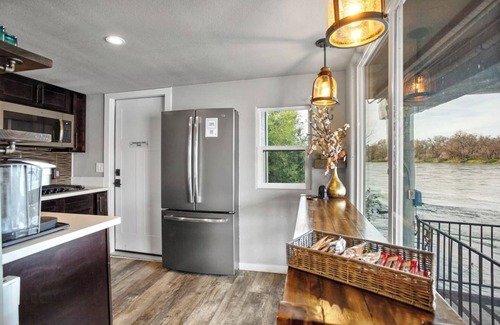 Anderson Apartment | Riverside Haven | Sac River + BBQ + 180* Views + WiFi