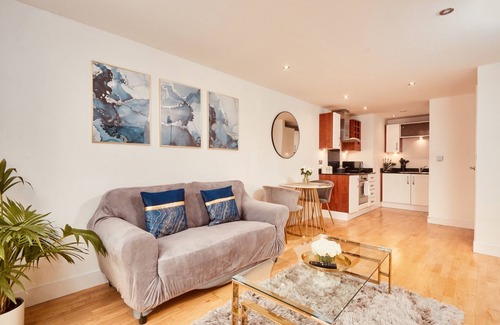 Leeds Apartment | Riverside Leeds Dock Apt Free Secure Parking!