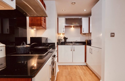 Leeds Apartment | Riverside Leeds Dock Apt Free Secure Parking!