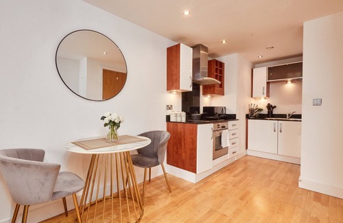 Leeds Apartment | Riverside Leeds Dock Apt Free Secure Parking!