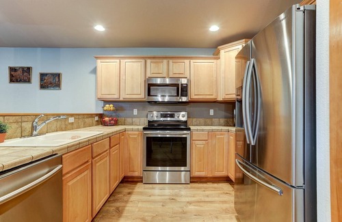 Three Rivers House | Riverside Location with AC, EV charger, Fireplace, Bikes, Community Pool/Courts/Trails