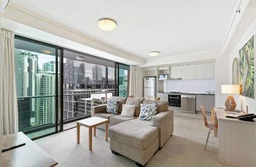 Kangaroo Point Apartment | Riverside Luxury w/Balcony, Pool & Stunning Views