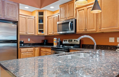 Wisconsin Dells Apartment | Riverside Retreat, Luxury 14 ft ceiling, Ground fl