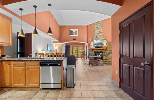 Wisconsin Dells Apartment | Riverside Retreat, Luxury 14 ft ceiling, Ground fl