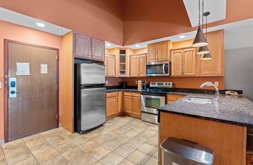 Wisconsin Dells Apartment | Riverside Retreat, Luxury 14 ft ceiling, Ground fl