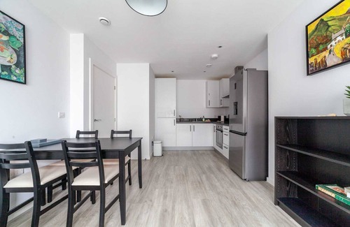 London Borough of Hounslow Apartment | Riverside Retreat Modern Flat in Brentford