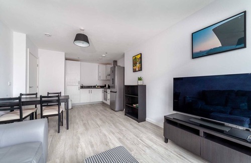 London Borough of Hounslow Apartment | Riverside Retreat Modern Flat in Brentford