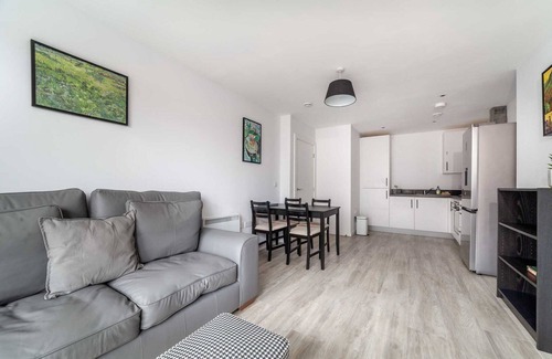London Borough of Hounslow Apartment | Riverside Retreat Modern Flat in Brentford