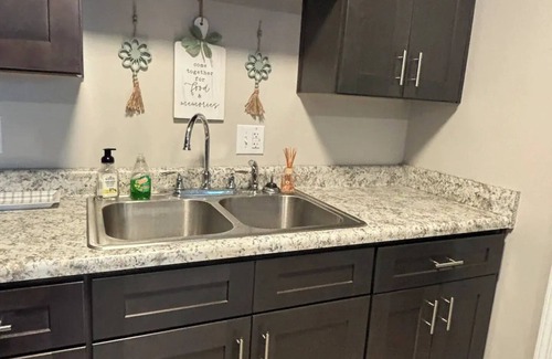 Lexington House | Riverside Retreat ~ One Story ~ 3bd/2ba ~ Steps to the River & Main St