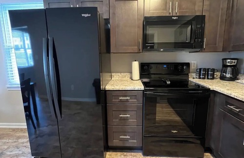 Lexington House | Riverside Retreat ~ One Story ~ 3bd/2ba ~ Steps to the River & Main St