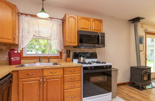 Waterloo Cottage | Riverside Retreat: Private Location and lake access!