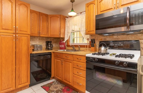 Waterloo Cottage | Riverside Retreat: Private Location and lake access!