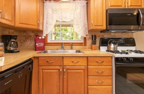 Waterloo Cottage | Riverside Retreat: Private Location and lake access!