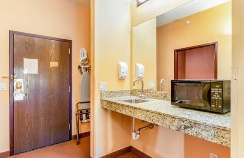 Wisconsin Dells Condo | Riverside studio with private balcony, on-site golf and balcony