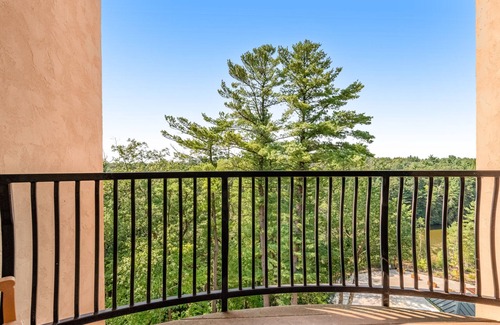 Wisconsin Dells Condo | Riverside studio with private balcony, on-site golf and balcony