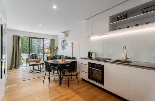 Albert Town Apartment | Riverside Terrace Sum