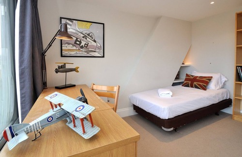 Ravenscourt Park House | Riverside Townhouse, by Veeve