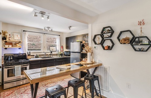 Woodfin House | Riverside Trade Retreat by AvantStay | Terrace w/BBQ + Seating | Near Downtown