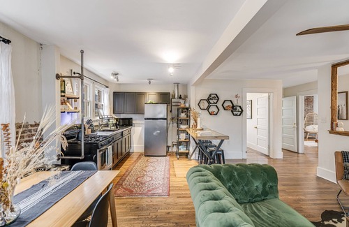 Woodfin House | Riverside Trade Retreat by AvantStay | Terrace w/BBQ + Seating | Near Downtown