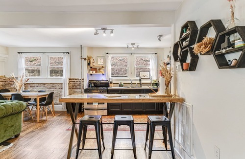 Woodfin House | Riverside Trade Retreat by AvantStay | Terrace w/BBQ + Seating | Near Downtown