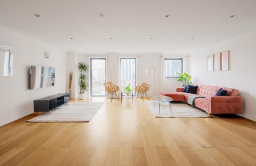 Canary Wharf Apartment | Riverside Two Bedroom Apartment in Canary Wharf