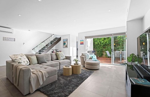 Carrum House | Riverside Villa & Pet Friendly