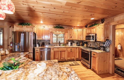 Suches Cabin | Riversong -Big Log Cabin on the Toccoa River - hot tub, firepit, Free Breakfast