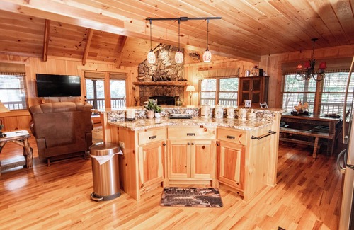 Suches Cabin | Riversong Log Cabin on Toccoa River - hot tub, large yard with firepit