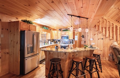 Suches Cabin | Riversong Log Cabin on Toccoa River - hot tub, large yard with firepit