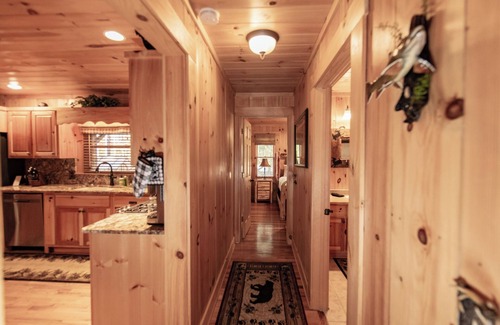 Suches Cabin | Riversong Log Cabin on Toccoa River - hot tub, large yard with firepit