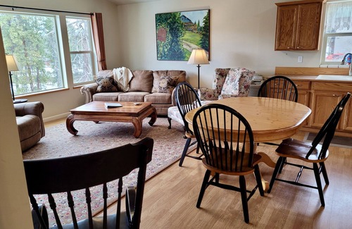 Winthrop Apartment | RiverSong Suites, Winthrop River-View, 2-Bdrm Apt