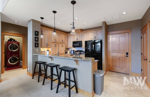 Coeur d'Alene Condo | Riverstone Village—Gorgeous Top-Floor Condo, Modern Kitchen, & Community BBQ Area!