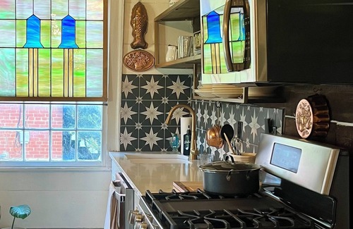 Lake Forest Estates Cottage | ⚜️Rivertown Retreat⚜️ Lewis & Clark: King BednSleeps 4