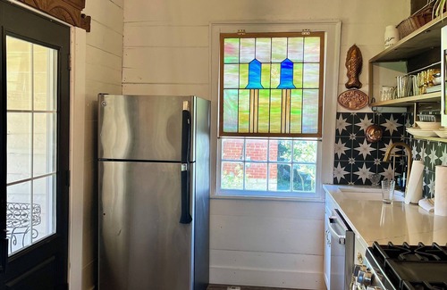 Lake Forest Estates Cottage | ⚜️Rivertown Retreat⚜️ Lewis & Clark: King BednSleeps 4