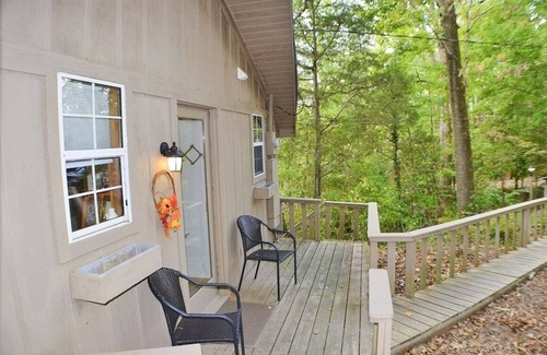 Townsend Cottage | Riverview 1 Bedroom Cabin by RedAwning