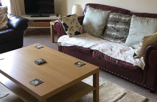 Tradeston Apartment | Riverview 2 Bedroom Apartment with ensuite facilities own parking space