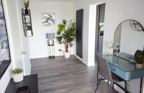 Mabe Apartment | Riverview 2 Bedrooms Sleeps 4 Parking Ev charger