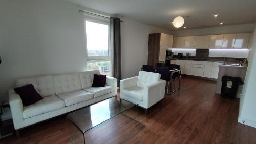 Evelyn Apartment | Riverview Amazing 2Bed 2Bath Apt wParking Sleeps 6 Comfortably