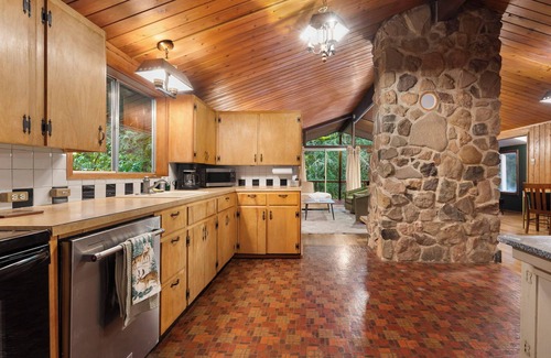 Welches House | Riverview, Fireplace, Hot Tub, BBQ, Dogs OK